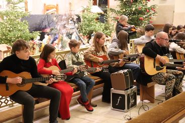 Młodzi gitarzyści z PMDKiS w Wieluniu wystąpili w kościele św. Stanisława w Wieluniu